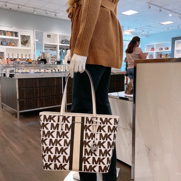 Michael Kors Medium Carryall Tote - Picture 7 of 11